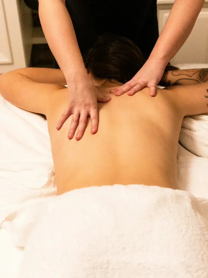 Mulher recebendo massagem relaxante em Campo Comprido, Curitiba.